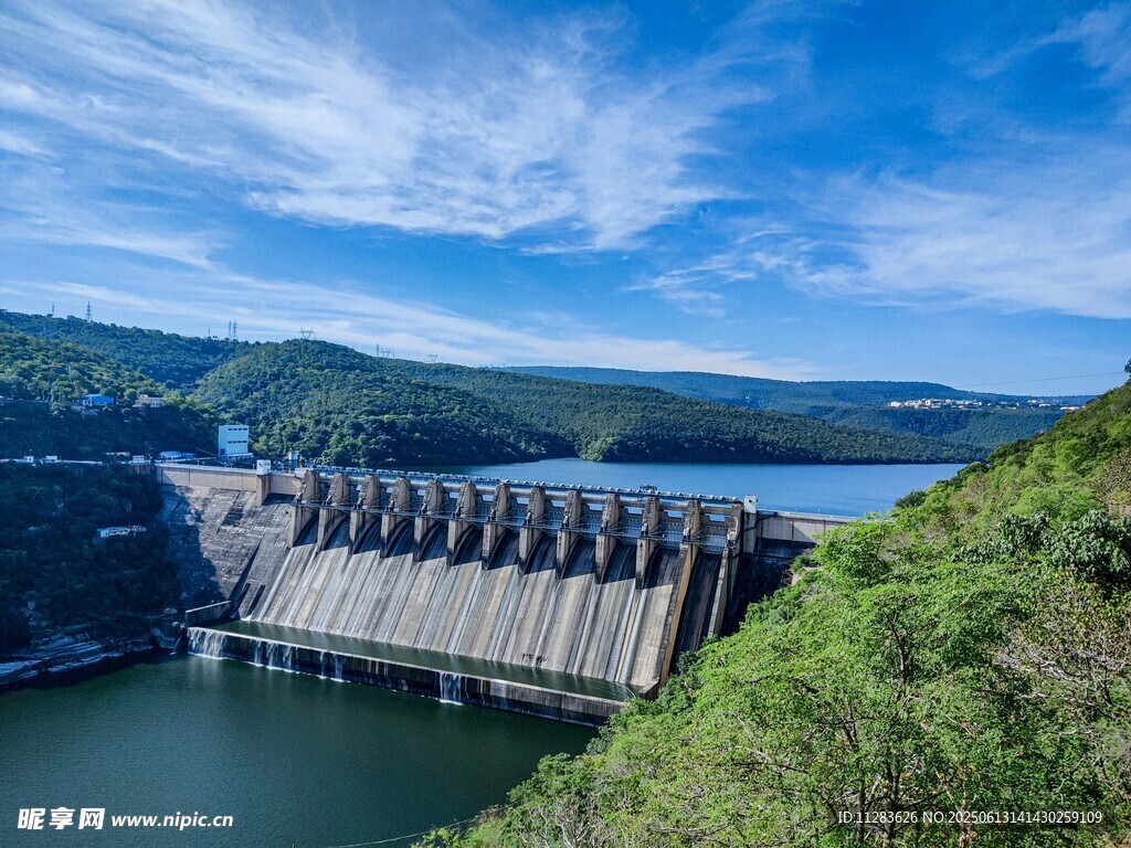 壮观大坝与周边山水景致