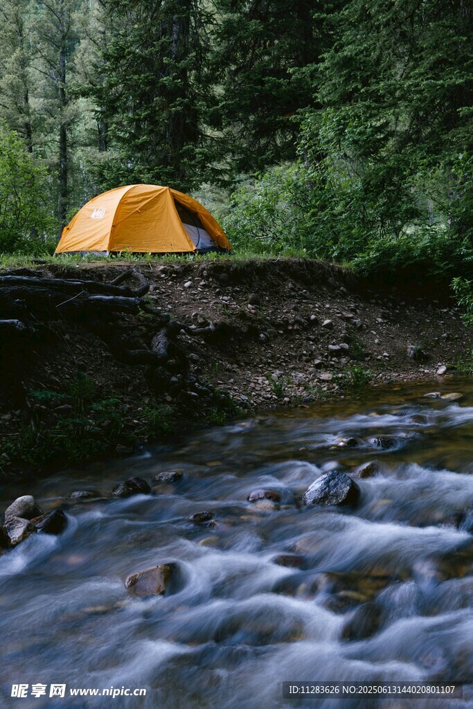 溪边露营场景