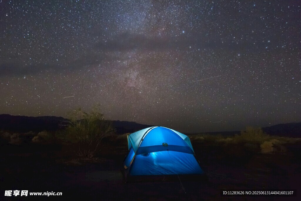星空下的蓝色露营帐篷