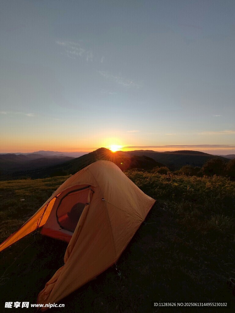 山顶露营观绝美日落