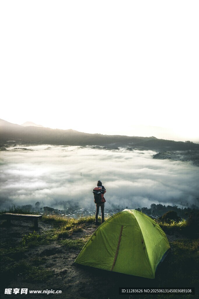 湖畔露营者与绿色帐篷