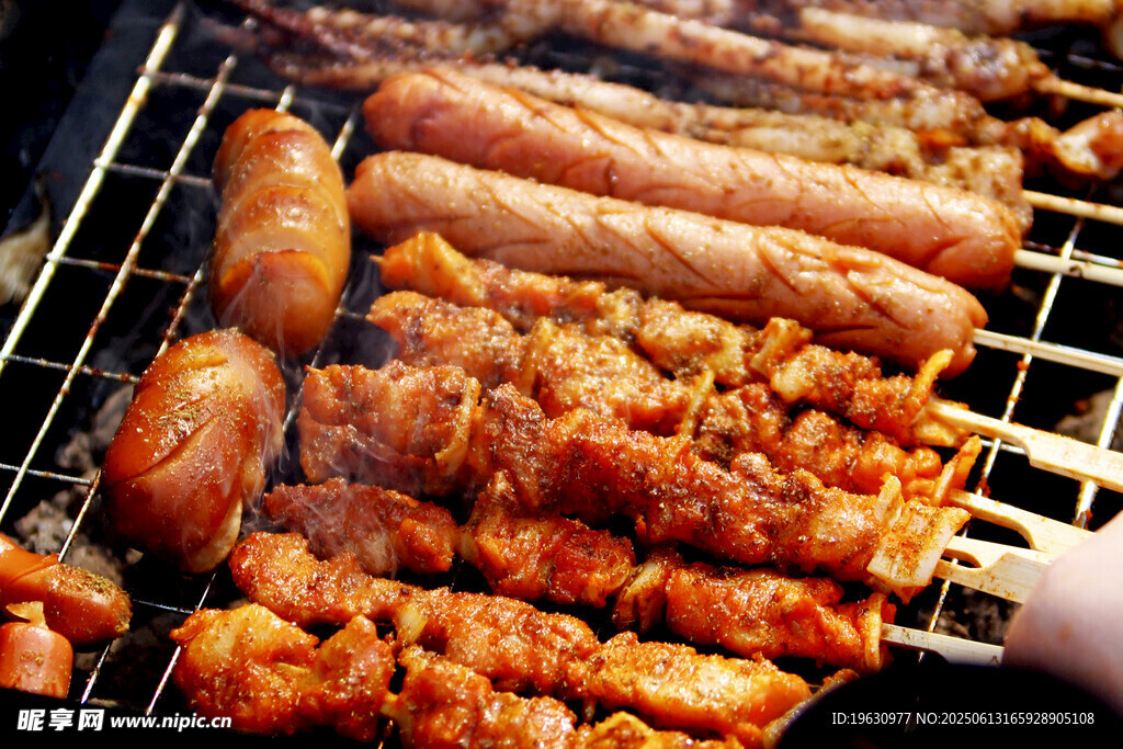 美味烧烤食材在烤架上
