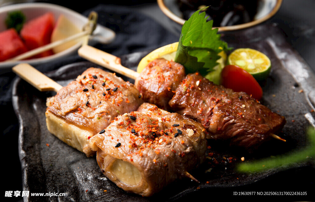 美味烤肉串与鲜嫩肉块