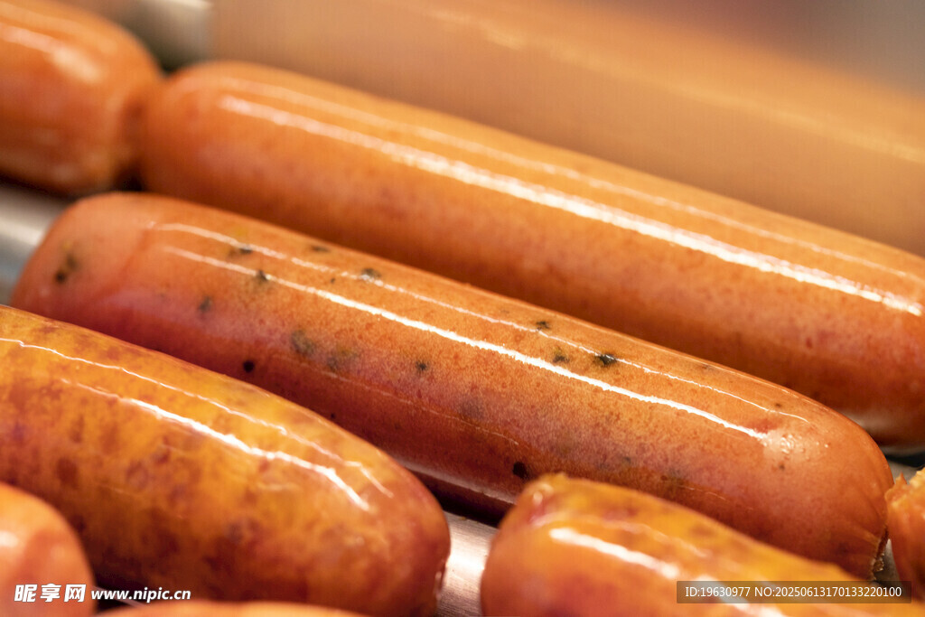 烤架上的美味香肠