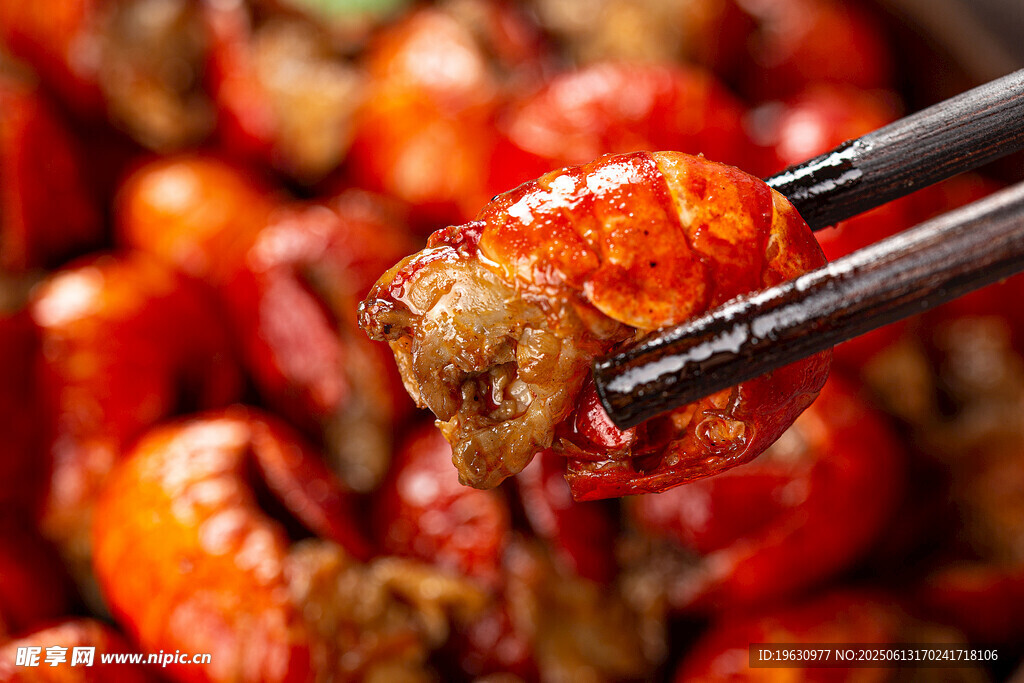 美味小龙虾被筷子夹起