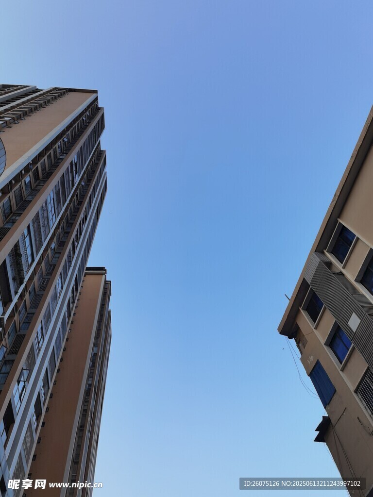 仰视城市高楼建筑