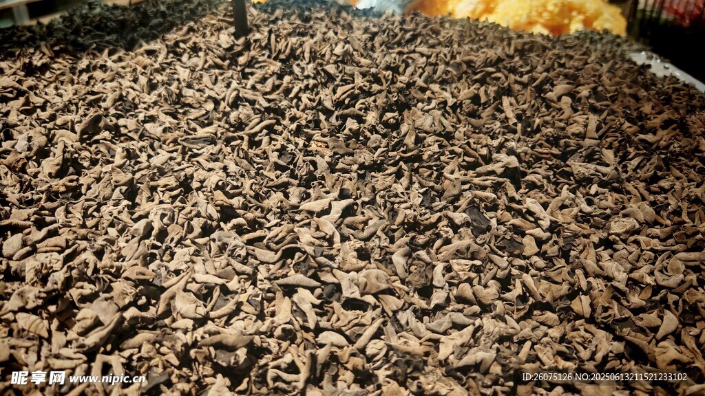 大量干木耳堆放在一起