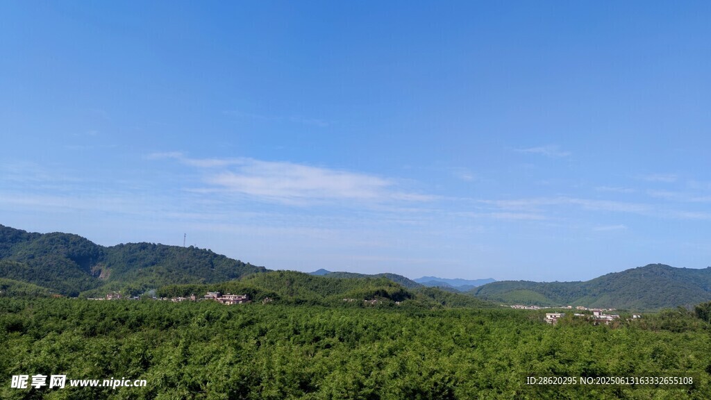 青山绿野间的蓝天美景