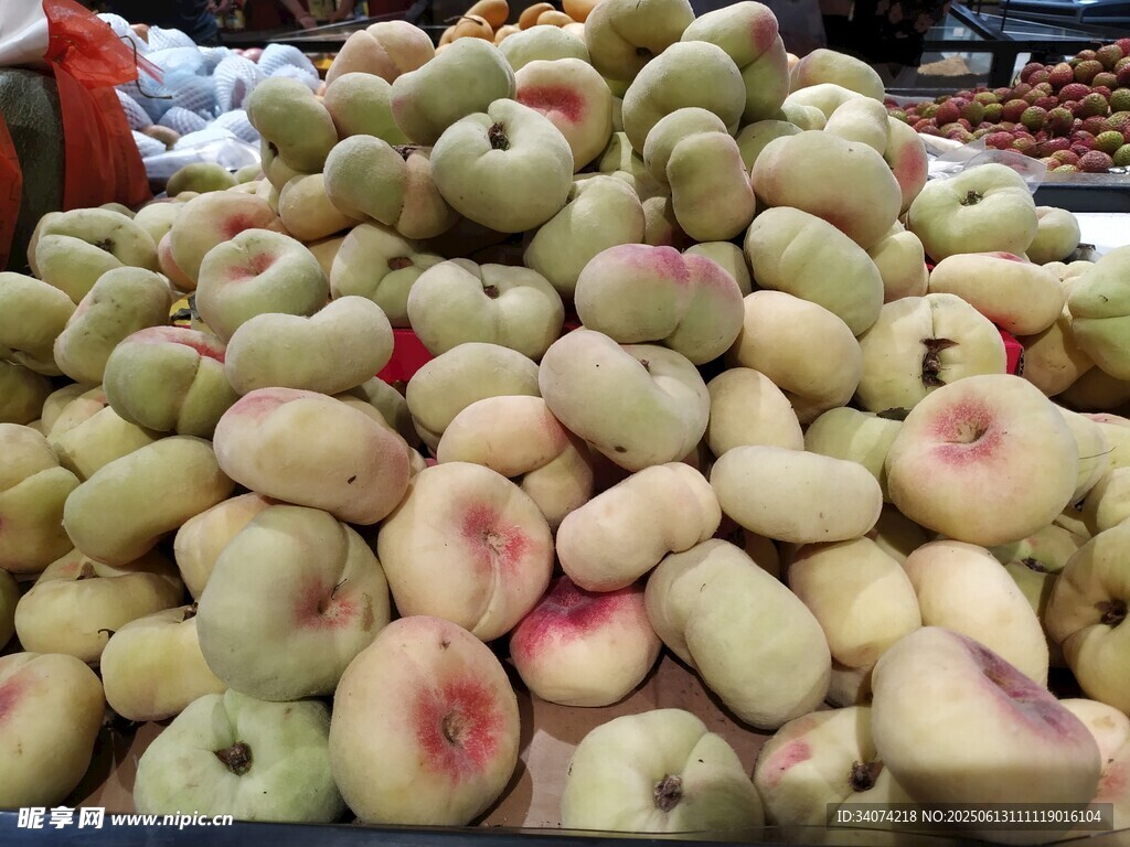 新鲜水蜜桃堆成小山