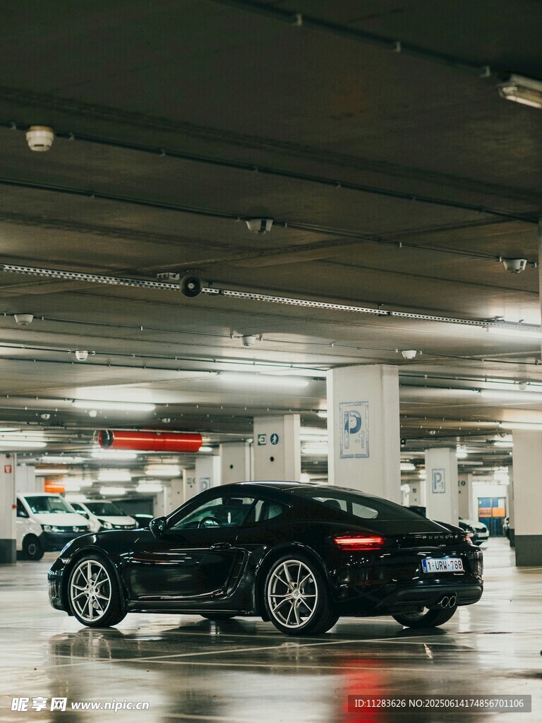地下停车场中的黑色轿车