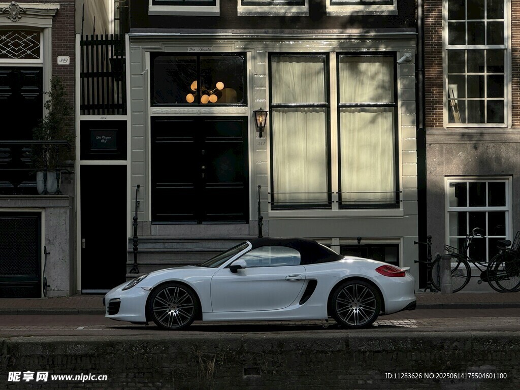 街头白色敞篷跑车