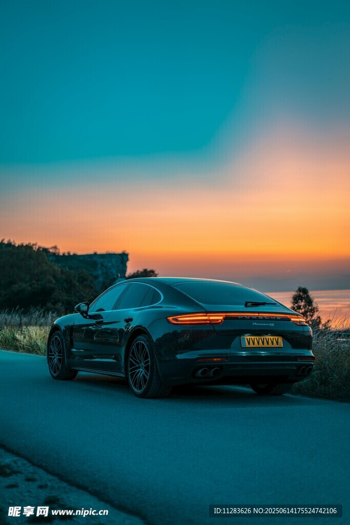 夕阳下的炫酷跑车