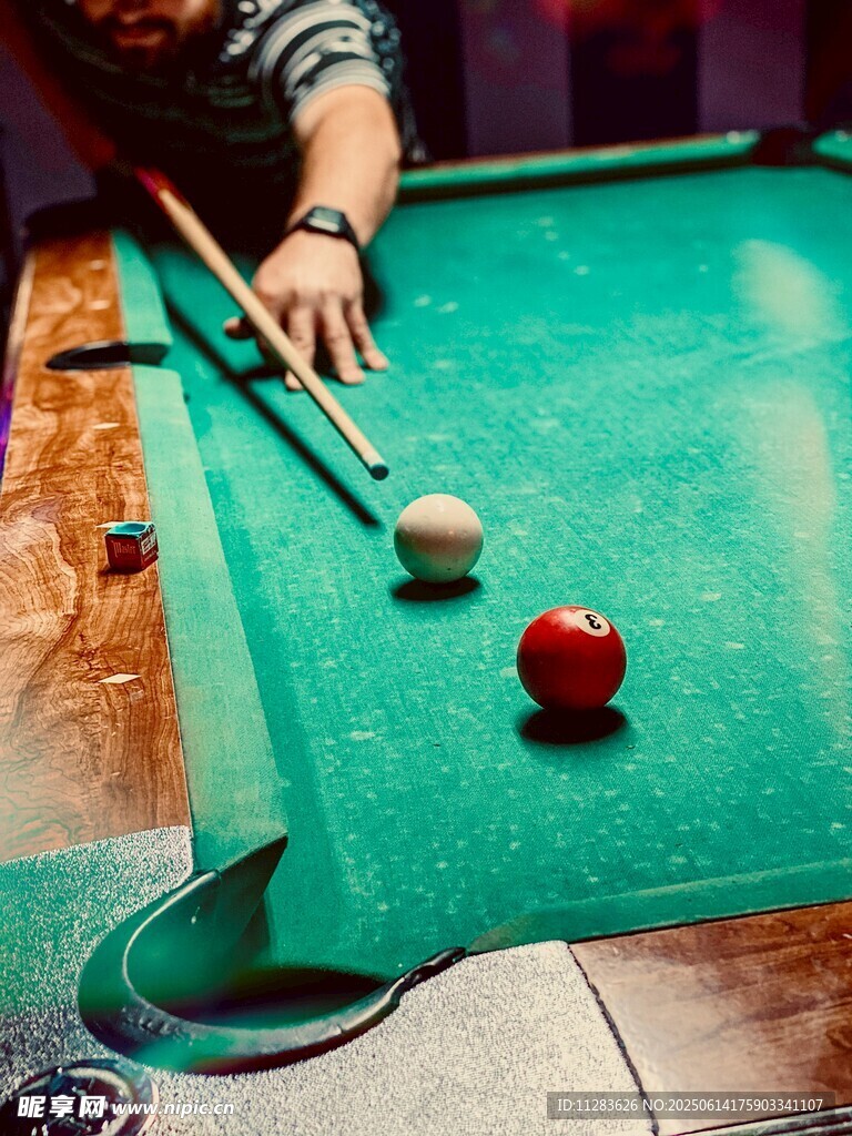 男子专注打台球瞬间