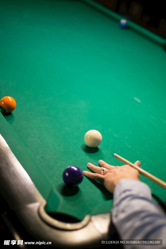 专注打台球的手部瞬间
