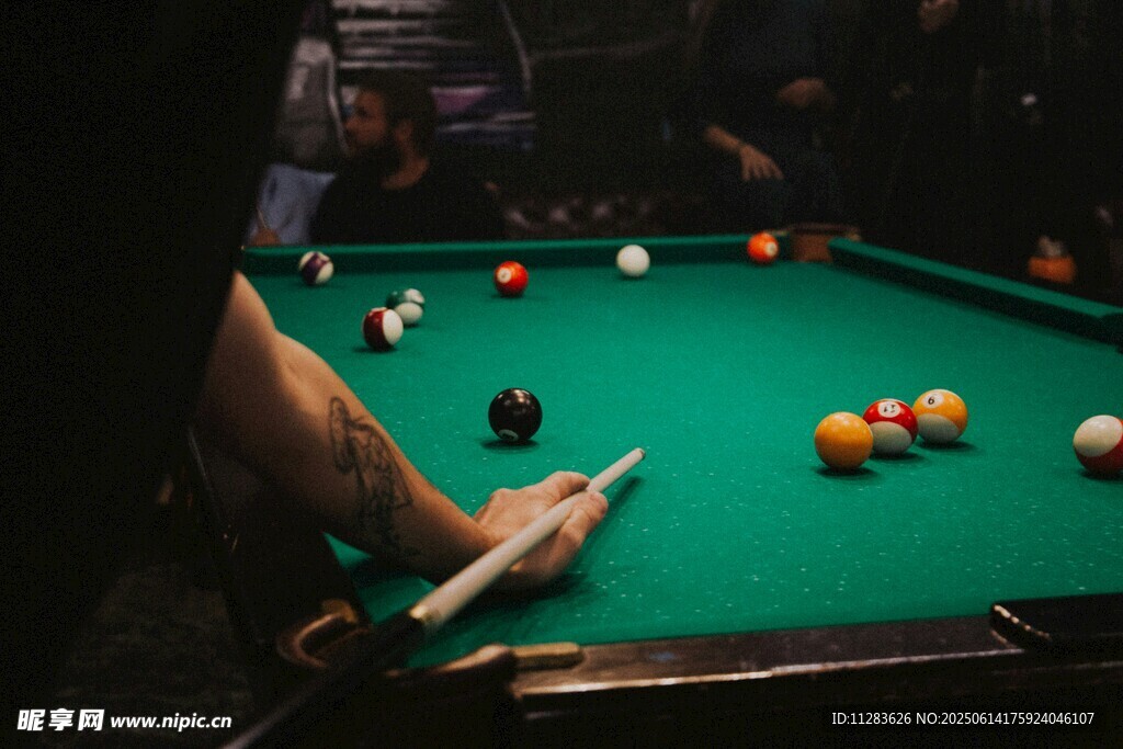 专注击球的台球选手
