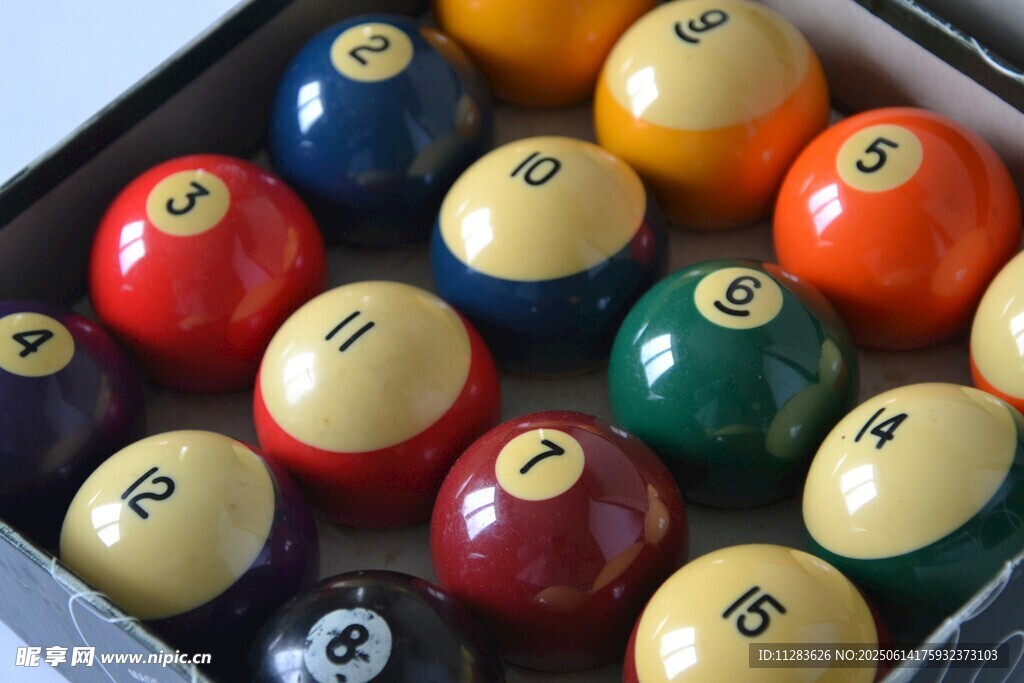 多彩台球置于盒中