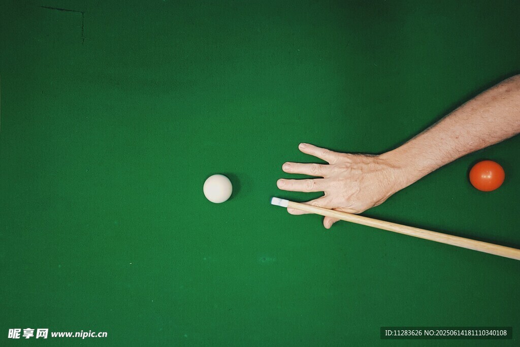 手摆台球姿势准备击球