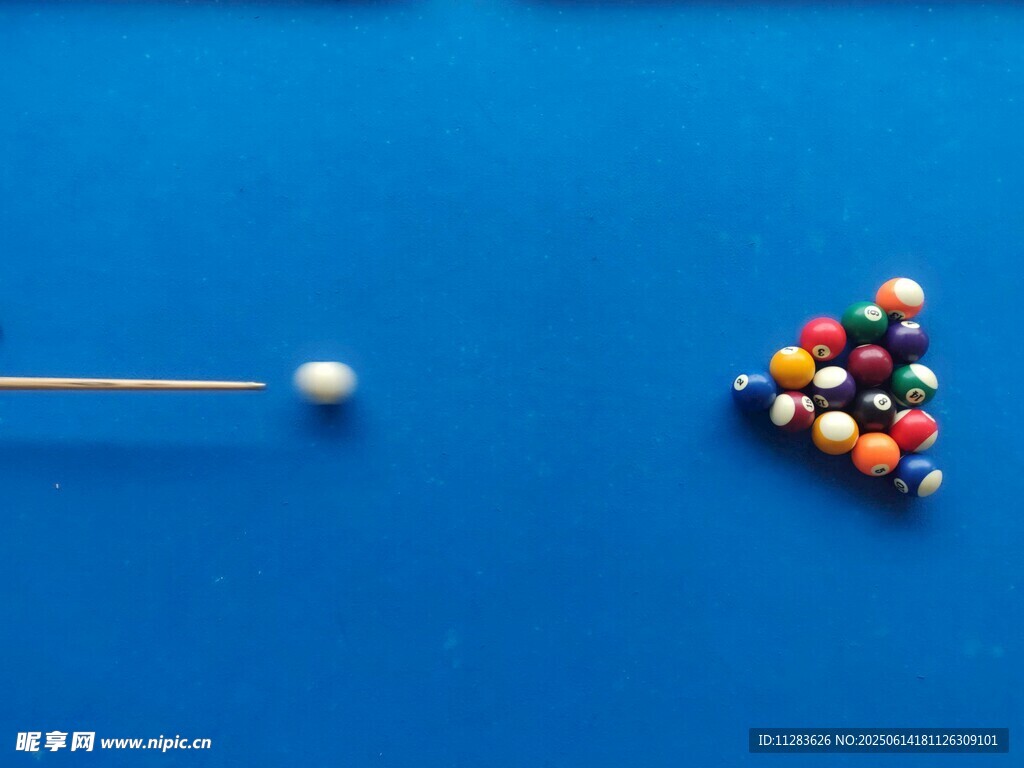 彩色球与单球的对比场景