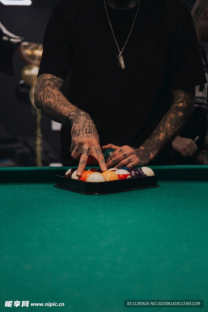 男子专注摆放台球