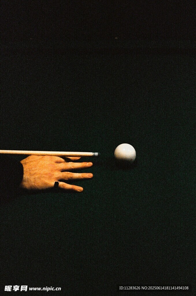 台球击球瞬间