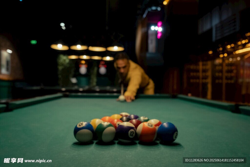 男子专注摆台球