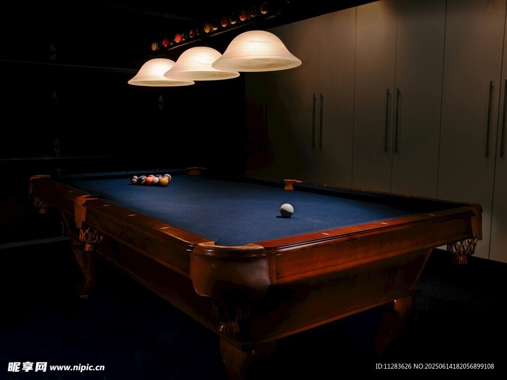 室内台球桌与悬挂灯具