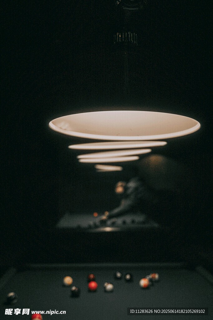 复古台球灯照亮台球桌