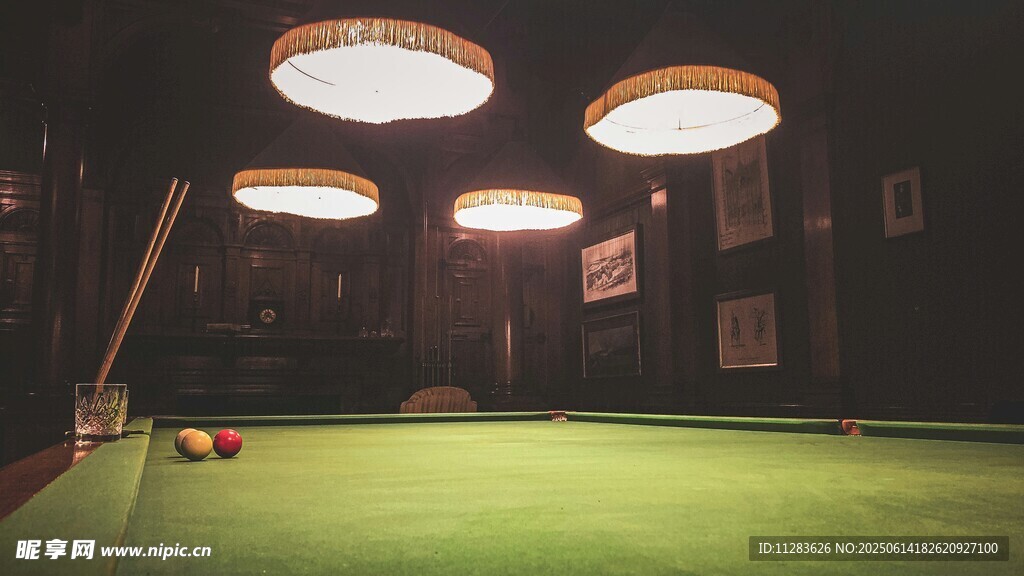 室内台球场景