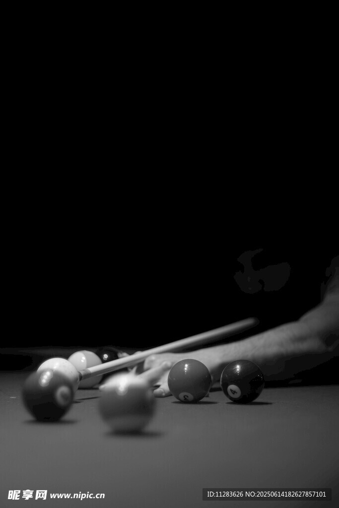 专注击球的台球选手