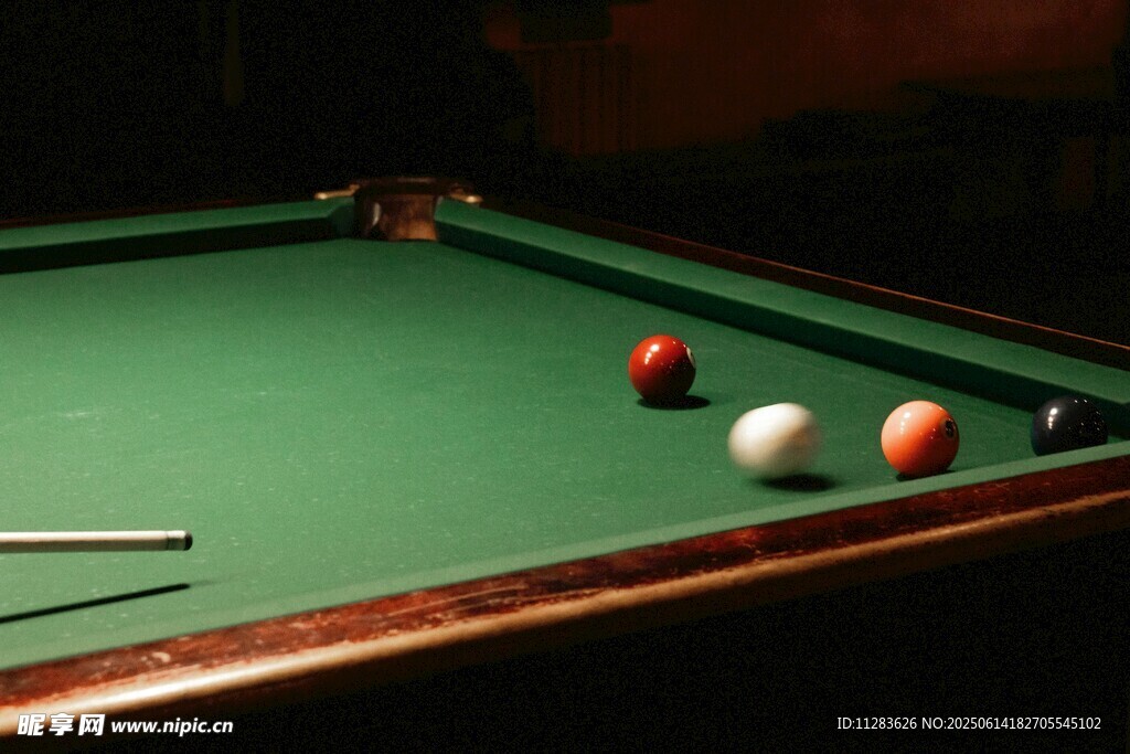 台球桌上的多彩球与球杆