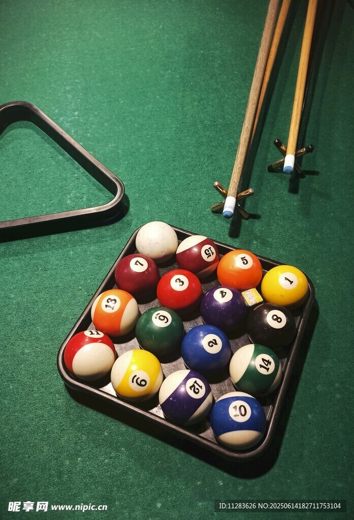 台球与球杆摆放场景