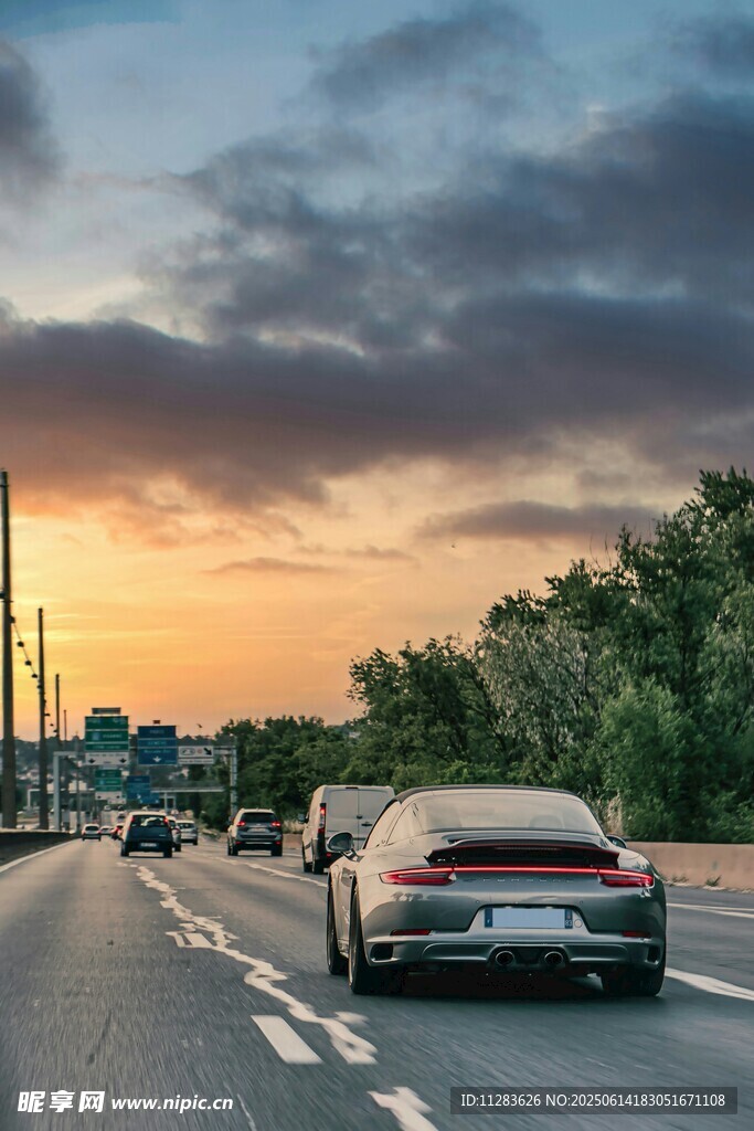 夕阳下公路上行驶的汽车