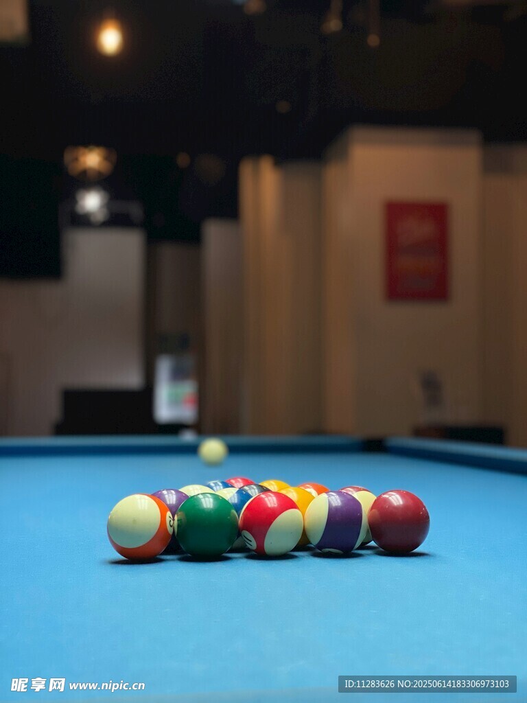 台球桌上多彩的台球组合