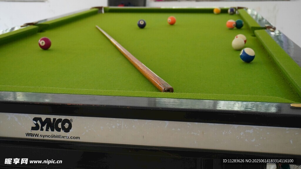 台球桌上的球杆与彩球