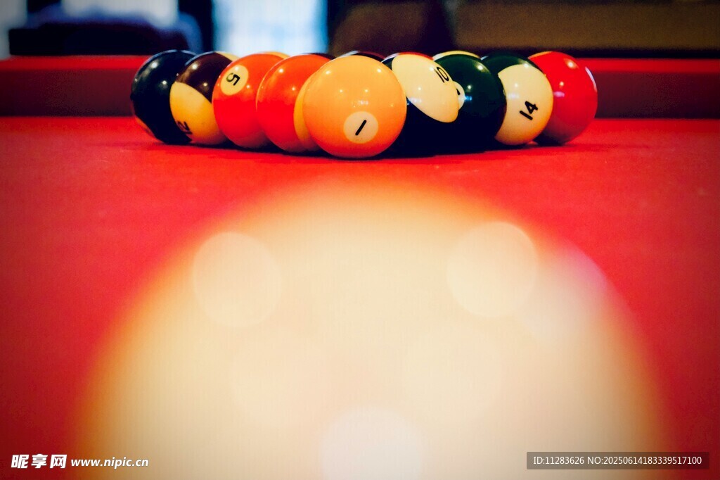 台球桌上的多彩台球