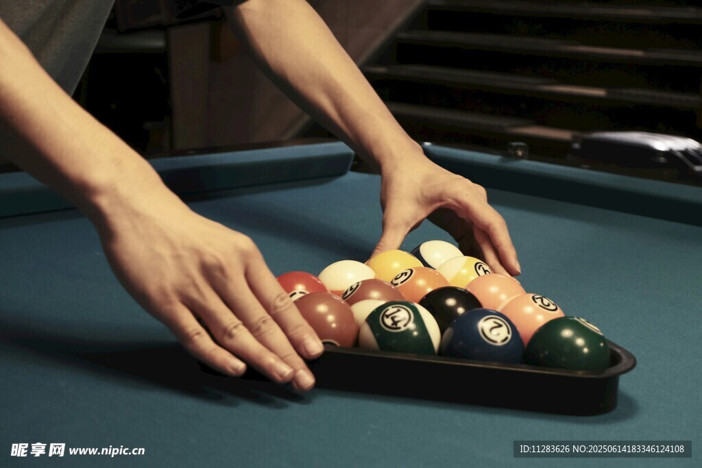 摆台球的双手