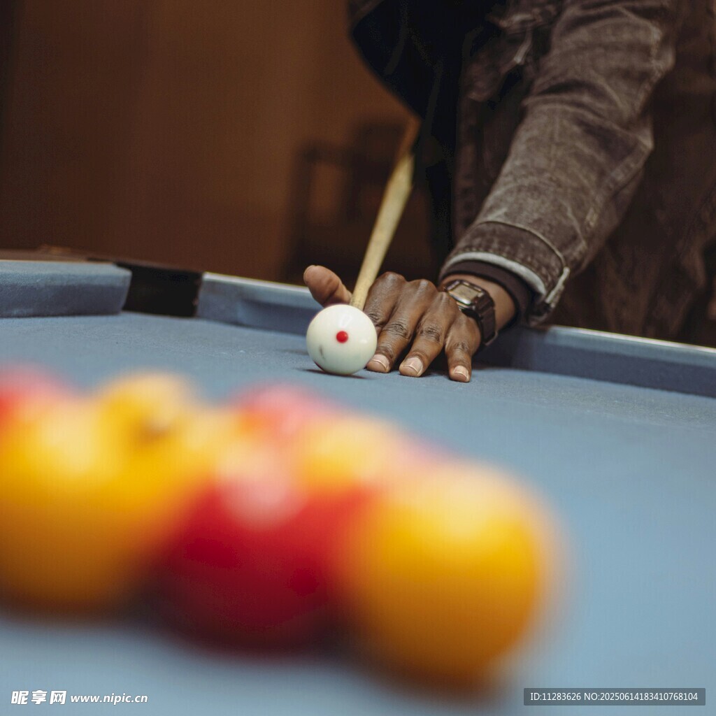 专注打台球的瞬间