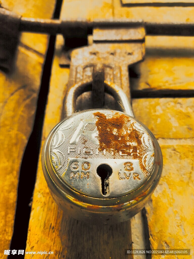 老旧生锈的挂锁特写