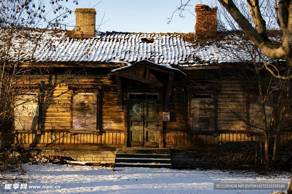 雪覆古朴小屋