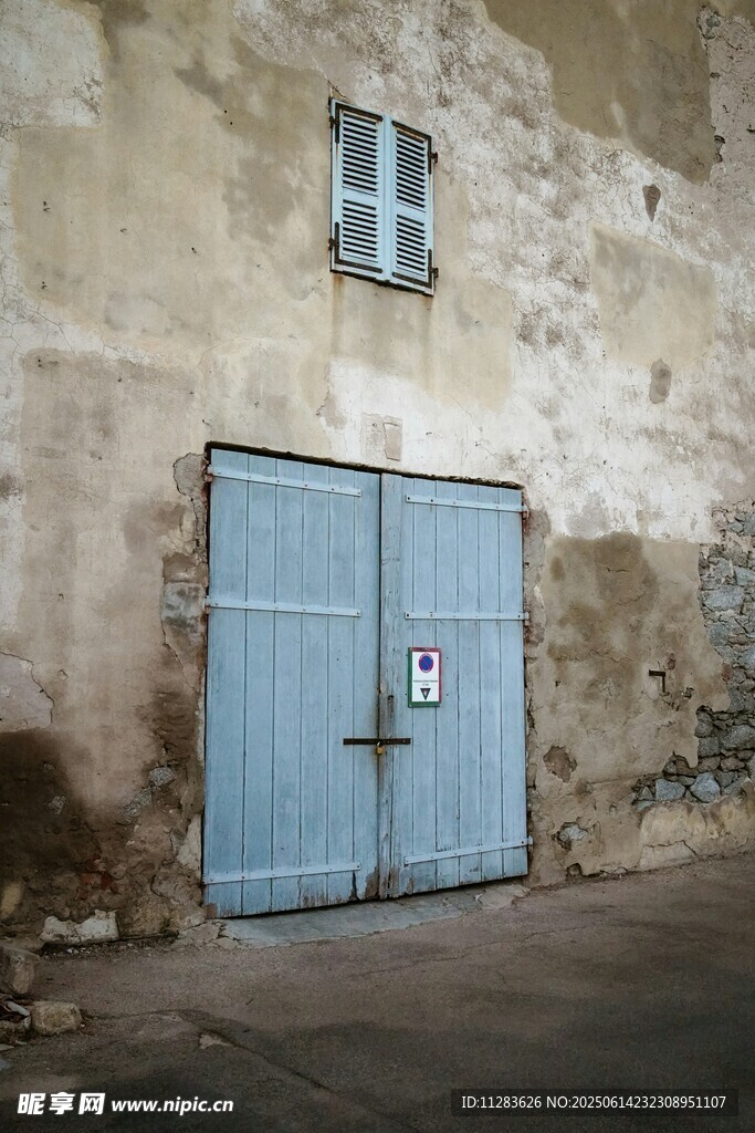 老旧建筑的蓝色双开门
