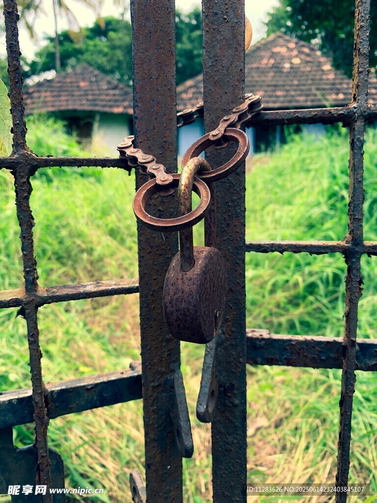 铁门锁住的户外景色