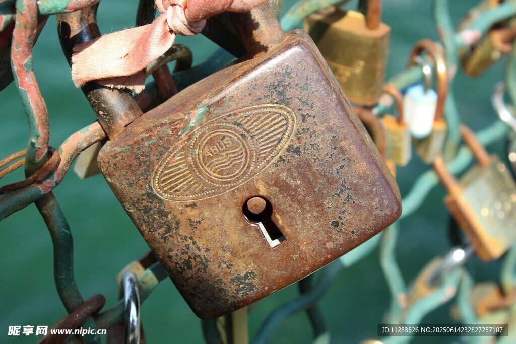 生锈旧挂锁特写