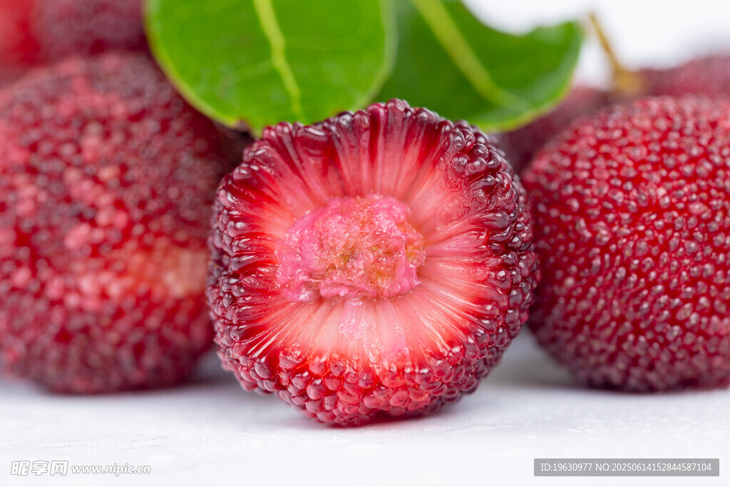 新鲜诱人的红杨梅