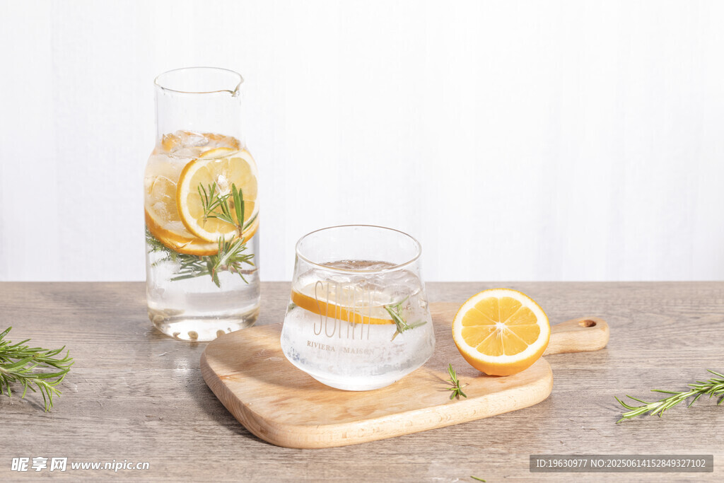 清新柠檬饮品与绿植搭配