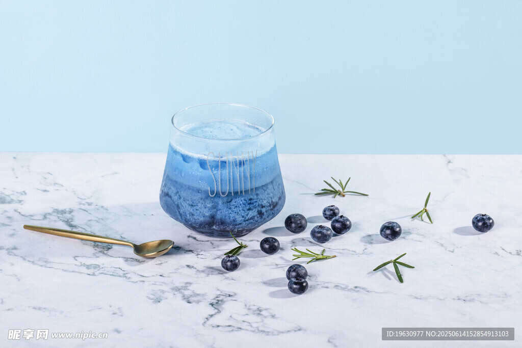 蓝色梦幻蓝莓酸奶饮品