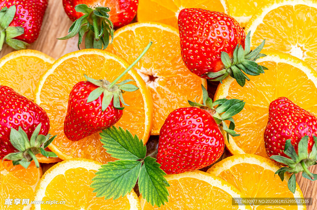 草莓与橙子的缤纷组合