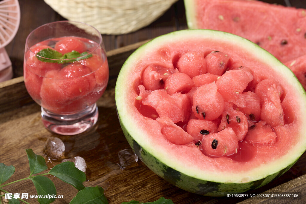 新鲜西瓜与西瓜汁的美味组合