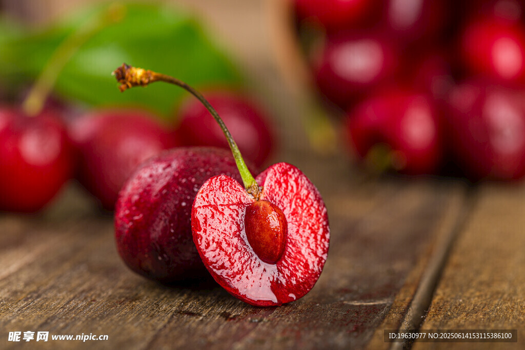 切开的鲜红樱桃摆于木桌