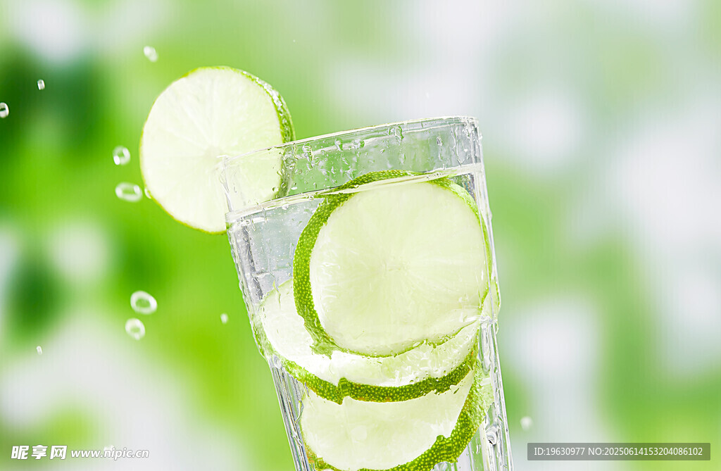 青柠入水瞬间的清新画面