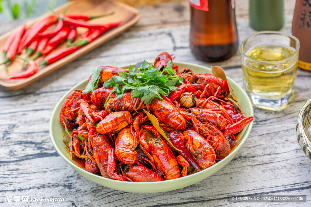 美味小龙虾搭配清爽啤酒
